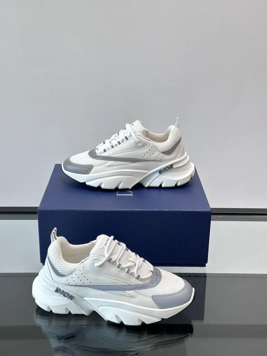Men's shoes 💰p520 "Dior" B22 retro jogging shoes, inspired by classic jogging shoes, low-top thick sole design, cow leather + mesh fabric splicing, perfect texture and breathable. The black and white engraved rubber sole has great grip and comfort, and is OK for daily wear or sports! There is an embossed "CD" logo on the side of the shoe, which is low-key and recognizable. Rich colors, black and white, gray and blue, etc., versatile and fashionable, loved by European and American hip-hop circles and bloggers, a must-have for trendy wear size: 39-44 (customized at 45.46)